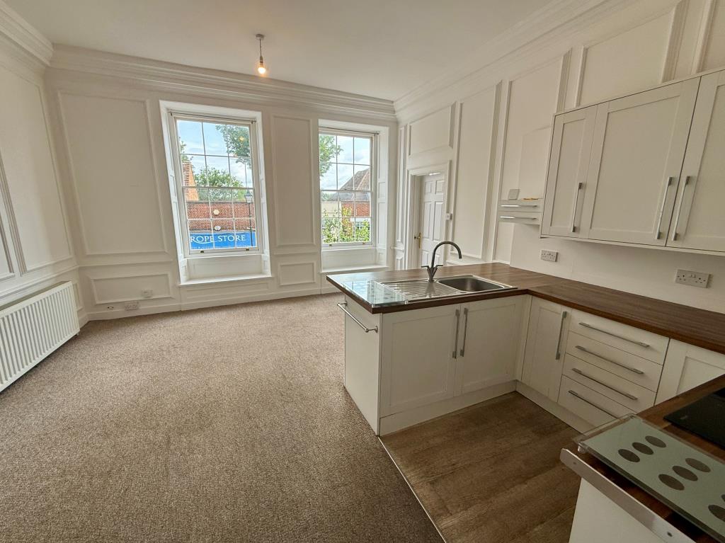 Lot: 106 - MIXED USE INVESTMENT - VACANT SHOP, FIVE FLATS, PARKING SPACES AND SEVEN STORES - Flat 2 kitchen and living room